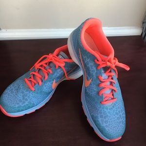 WOMEN'S NIKE DUAL FUSION TR SNEAKER | SIZE 7.5